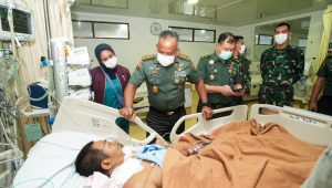 Pangkostrad Muhammad Saleh Jenguk Prajurit Kostrad Dirawat di RSPAD Gatot Soebroto