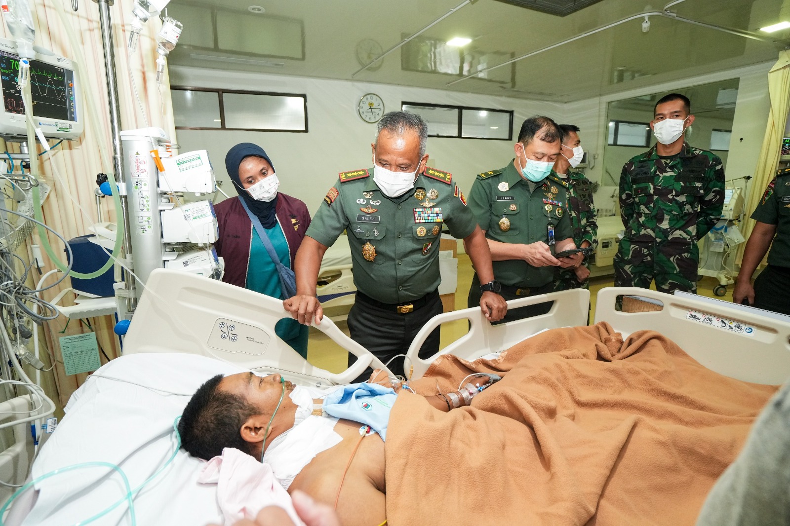 Panglima Kostrad (Pangkostrad) Letjen TNI Muhammad Saleh Mustafa melaksanakan kunjungan ke RSPAD Gatot Soebroto untuk menjenguk Prajurit Kostrad