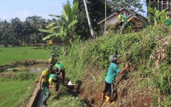 Yonarmed 13 Kostrad Bersihkan Saluran Air