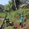 Yonarmed 13 Kostrad Bersihkan Saluran Air