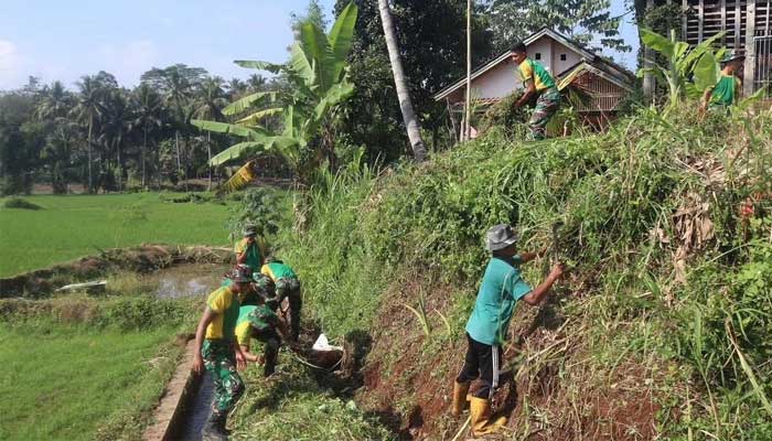 Yonarmed 13 Kostrad Bersihkan Saluran Air