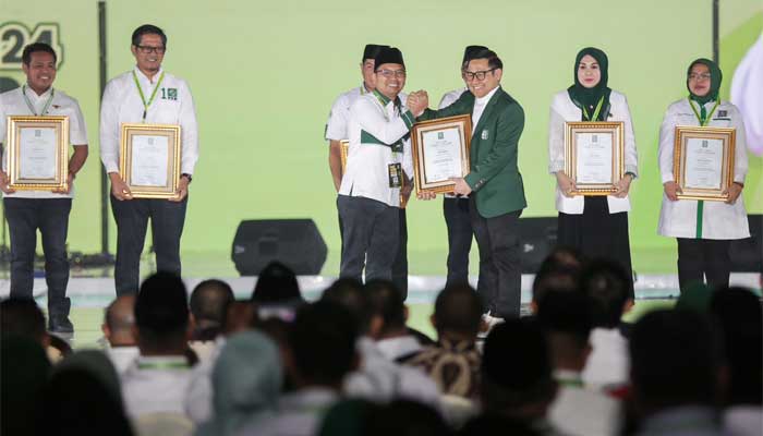 Zainul Munasichin Diganjar Penghargaan