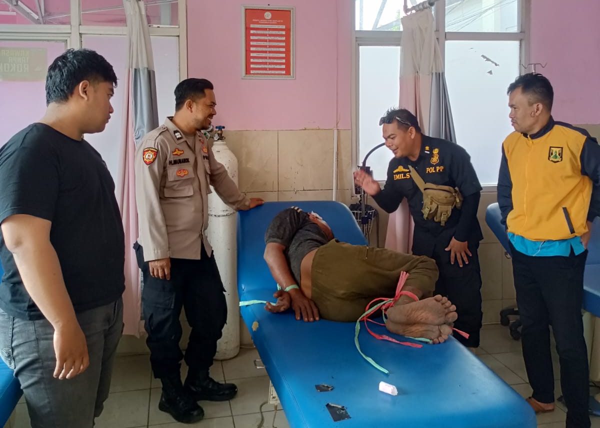 DIAMANKAN : Petugas gabungan saat mengevakuasi pria yang diduga ODGJ ke Puskesmas Cicurug pada Jumat (26/07).(FOTO : UNTUK RADAR SUKABUMI)
