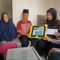 PEDULI : FPHI Korda Sukabumi saat memberikan donasi kepada Apipudin yang merupakan pensiunan guru honorer SDN Anggarudin, Kecamatan Nagrak, Kabupaten Sukabumi.(FOTO : UNTUK RADAR SUKABUMI)