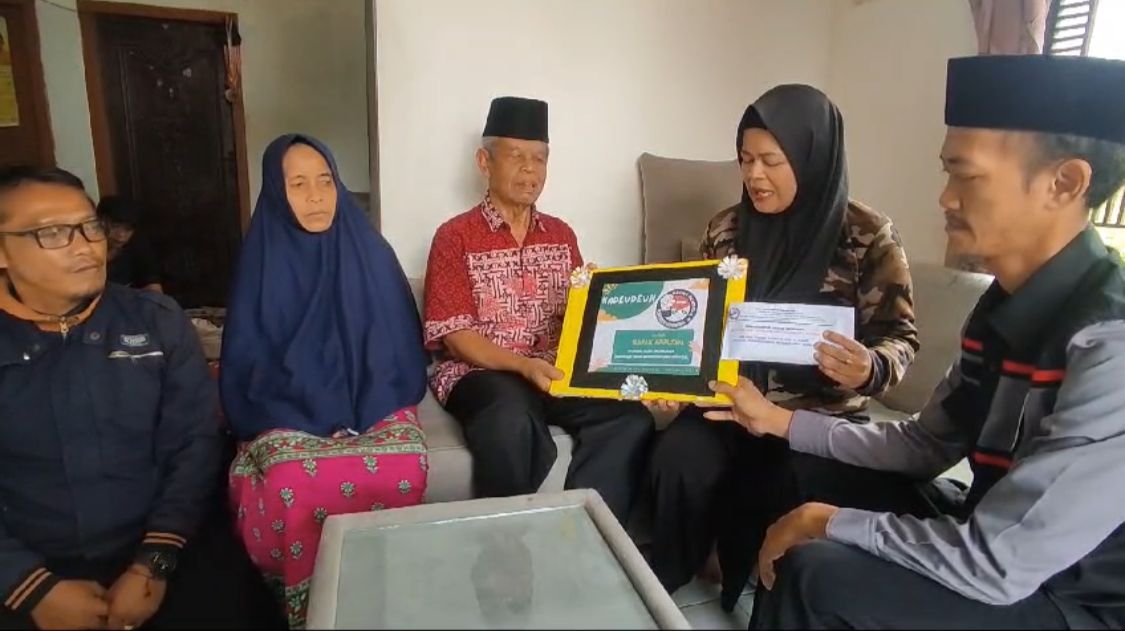 PEDULI : FPHI Korda Sukabumi saat memberikan donasi kepada Apipudin yang merupakan pensiunan guru honorer SDN Anggarudin, Kecamatan Nagrak, Kabupaten Sukabumi.(FOTO : UNTUK RADAR SUKABUMI)