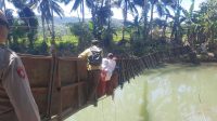 Kondisi jembatan gantung menghubungkan Kecamatan Lengkong - Jampangtengah kabupaten Sukabumi rusak. (FOTO : NANDI/ RADARSUKABUMI)