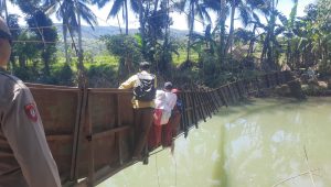 Potret Pelajar Sukabumi Bergelantungan Diatas Jembatan Rusak Aliran Sungai Cikaso