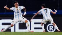 Pemain Argentina Lautaro Martinez merayakan gol ketiga mereka dengan Rodrigo De Paul selama Piala Dunia pada pertandingan Kualifikasi Argentina melawan Uruguay di El Monumental, Buenos Aires, Argentina, Minggu (10/10/2021) ANTARA FOTO/REUTERS/Agustin Marcarian/FOC/sa.
