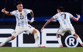 Pemain Argentina Lautaro Martinez merayakan gol ketiga mereka dengan Rodrigo De Paul selama Piala Dunia pada pertandingan Kualifikasi Argentina melawan Uruguay di El Monumental, Buenos Aires, Argentina, Minggu (10/10/2021) ANTARA FOTO/REUTERS/Agustin Marcarian/FOC/sa.