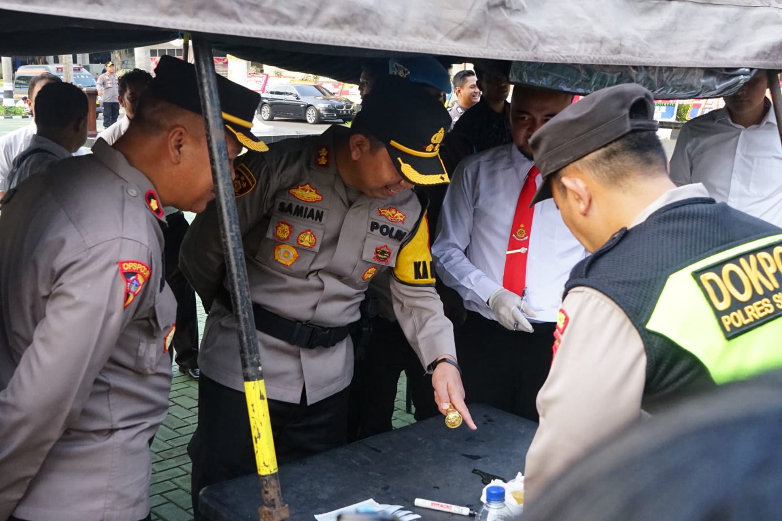 Kapolres Sukabumi AKBP Dr. Samian saat memantau pelaksanaan tes urin personelnya di halaman mako polres.(FOTO : NANDI/ RADARSUKABUMI)