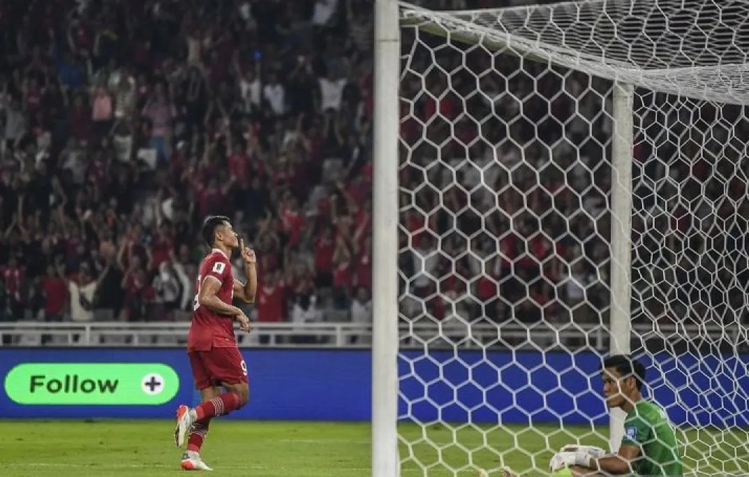 Pesepak bola timnas Indonesia Dimas Drajad (kiri) melakukan selebrasi usai mencetak gol ke gawang timnas Brunei dalam pertandingan leg 1 kualifikasi Piala Dunia 2026 babak pertama zona Asia di Stadion Utama Gelora Bung Karno (GBK), Senayan, Jakarta, Kamis (12/10/2023). (GALIH PRADIPTA)