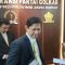 Pekan Ini, Partai Golkar umumkan Sosok Cawagub Jabar Ketua DPP Partai Golkar Bidang Pemenangan Pemilu Wilayah Jawa Barat MQ Iswara memberikan keterangan di Ruang Fraksi Golkar DPRD Jabar. (ANTARA/Ricky Prayoga) BANDUNG -- Ketua DPP Partai Golkar Bidang Pemenangan Pemilu Wilayah Jawa Barat, MQ Iswara memastikan pihaknya akan mengumumkan sosok calon wakil gubernur Jawa Barat dalam Pilkada Jabar 2024 pada akhir pekan ini yakni Minggu (18/8). Pengumuman Cawagub Jabar dari Golkar yang rencananya diduetkan bersama Dedi Mulyadi, kata Iswara, akan dilaksanakan paling lambat tanggal 18 Agustus 2024 atau sebelum Musyawarah Nasional (Munas) Golkar pada 20 Agustus 2024 mendatang. "Rata-rata tanggal 15, 16 atau 18 Agustus 2024. Insya Allah sebelum Munas sudah dibahas, sudah bisa diputuskan. Kalau belum, nanti akan diputuskan oleh ketua definitif," ujar Iswara dalam keterangannya di Bandung, Jumat. Berdasarkan data yang dimilikinya, ada lima nama sosok yang tengah dipertimbangkan DPD Golkar Jawa Barat untuk menjadi pendamping Dedi Mulyadi, salah satunya, adalah istri mantan Gubernur Jawa Barat periode 2018-2023 Ridwan Kamil yaitu Atalia Praratya. "Per hari ini masih ada beberapa nama seperti Atalia Praratya, Ade Ginanjar, Dadang Naser, kemudian ada tambahan nama Pak Erwan Setiawan Wakil Bupati Sumedang itu juga masuk bursa dan kalau ada nama saya di situ," ujarnya. Disinggung soal Jusuf Hamka, Iswara tidak menampik bahwa yang bersangkutan sempat muncul sebagai kandidat kuat bakal calon Gubernur Jabar, namun, Jusuf Hamka mengikuti jejak Airlangga Hartarto yang mundur sebagai ketua umum Golkar. "Ya, Pak Jusuf Hamka nama yang belakangan muncul di bursa cawagub Jabar dan pada hari pertama beliau bersosialisasi dan mendapat informasi kalau Pak Airlangga mundur. Dan kita ketahui Pak Jusuf Hamka cukup dekat dengan Pak Airlangga, mungkin karena kedekatan itu, beliau mundur," katanya. Selain pendamping Dedi Mulyadi di Pilgub Jabar, Iswara mengatakan, DPD Golkar baru mengeluarkan sekitar 22 rekomendasi untuk calon gubernur dan wakil gubernur serta 314 rekomendasi untuk bakal calon bupati/wali kota dan bakal calon wakil bupati/wali kota se-Jabar. "Terkait rekomendasi yang sudah keluar, alhamdulillah kemarin sudah ada pernyataan resmi dari ketua plt Golkar dan hari ini pun kami dipanggil plt dan insya Allah rekomendasi yang sudah ke uar untuk kepala daerah dari Golkar tidak berubah," katanya.(*)