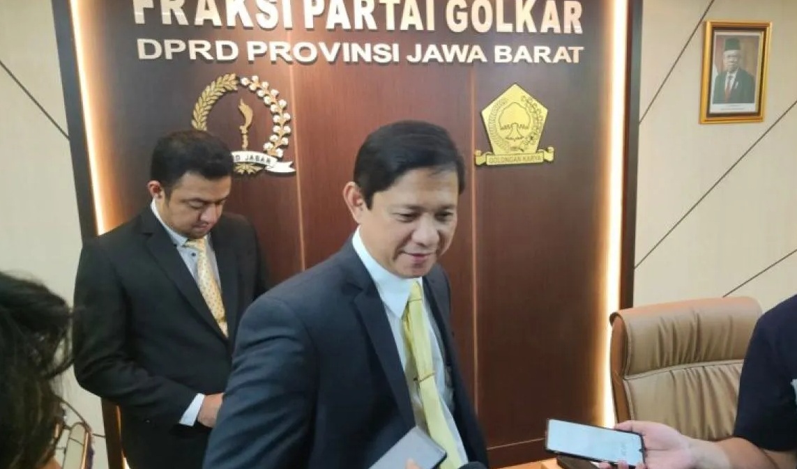 Pekan Ini, Partai Golkar umumkan Sosok Cawagub Jabar Ketua DPP Partai Golkar Bidang Pemenangan Pemilu Wilayah Jawa Barat MQ Iswara memberikan keterangan di Ruang Fraksi Golkar DPRD Jabar. (ANTARA/Ricky Prayoga) BANDUNG -- Ketua DPP Partai Golkar Bidang Pemenangan Pemilu Wilayah Jawa Barat, MQ Iswara memastikan pihaknya akan mengumumkan sosok calon wakil gubernur Jawa Barat dalam Pilkada Jabar 2024 pada akhir pekan ini yakni Minggu (18/8). Pengumuman Cawagub Jabar dari Golkar yang rencananya diduetkan bersama Dedi Mulyadi, kata Iswara, akan dilaksanakan paling lambat tanggal 18 Agustus 2024 atau sebelum Musyawarah Nasional (Munas) Golkar pada 20 Agustus 2024 mendatang. "Rata-rata tanggal 15, 16 atau 18 Agustus 2024. Insya Allah sebelum Munas sudah dibahas, sudah bisa diputuskan. Kalau belum, nanti akan diputuskan oleh ketua definitif," ujar Iswara dalam keterangannya di Bandung, Jumat. Berdasarkan data yang dimilikinya, ada lima nama sosok yang tengah dipertimbangkan DPD Golkar Jawa Barat untuk menjadi pendamping Dedi Mulyadi, salah satunya, adalah istri mantan Gubernur Jawa Barat periode 2018-2023 Ridwan Kamil yaitu Atalia Praratya. "Per hari ini masih ada beberapa nama seperti Atalia Praratya, Ade Ginanjar, Dadang Naser, kemudian ada tambahan nama Pak Erwan Setiawan Wakil Bupati Sumedang itu juga masuk bursa dan kalau ada nama saya di situ," ujarnya. Disinggung soal Jusuf Hamka, Iswara tidak menampik bahwa yang bersangkutan sempat muncul sebagai kandidat kuat bakal calon Gubernur Jabar, namun, Jusuf Hamka mengikuti jejak Airlangga Hartarto yang mundur sebagai ketua umum Golkar. "Ya, Pak Jusuf Hamka nama yang belakangan muncul di bursa cawagub Jabar dan pada hari pertama beliau bersosialisasi dan mendapat informasi kalau Pak Airlangga mundur. Dan kita ketahui Pak Jusuf Hamka cukup dekat dengan Pak Airlangga, mungkin karena kedekatan itu, beliau mundur," katanya. Selain pendamping Dedi Mulyadi di Pilgub Jabar, Iswara mengatakan, DPD Golkar baru mengeluarkan sekitar 22 rekomendasi untuk calon gubernur dan wakil gubernur serta 314 rekomendasi untuk bakal calon bupati/wali kota dan bakal calon wakil bupati/wali kota se-Jabar. "Terkait rekomendasi yang sudah keluar, alhamdulillah kemarin sudah ada pernyataan resmi dari ketua plt Golkar dan hari ini pun kami dipanggil plt dan insya Allah rekomendasi yang sudah ke uar untuk kepala daerah dari Golkar tidak berubah," katanya.(*)