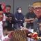 Menkumham Yasonna H. Laoly (kanan) menyerahkan remisi secara simbolis kepada salah seorang narapidana dalam upacara HUT RI Ke-79 di Gedung Kemenkumham RI, Jakarta, Sabtu (17/8/2024). (Nadia Putri Rahmani)
