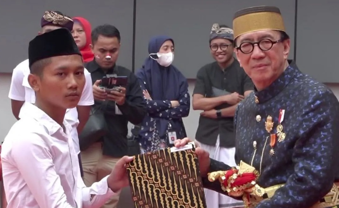 Menkumham Yasonna H. Laoly (kanan) menyerahkan remisi secara simbolis kepada salah seorang narapidana dalam upacara HUT RI Ke-79 di Gedung Kemenkumham RI, Jakarta, Sabtu (17/8/2024). (Nadia Putri Rahmani)