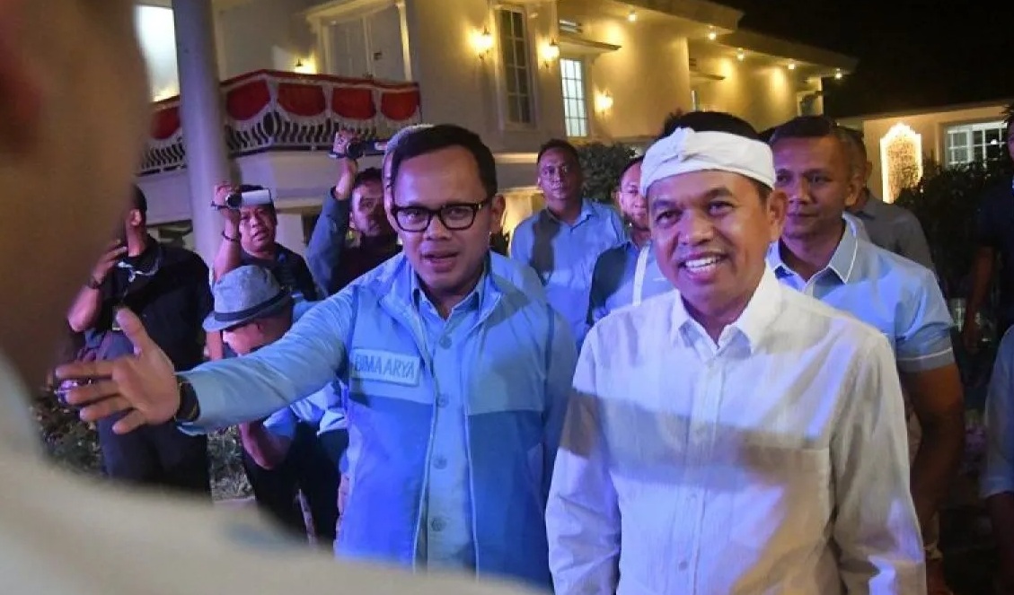 Bakal calon gubernur Jawa Barat Dedi Mulyadi (kanan) disambut Wali Kota Bogor periode 2014-2024 Bima Arya (kiri) saat kunjungan ke Pendopo Enam, Perumahan Baranangsiang Indah, Kota Bogor, Jawa Barat, Kamis (15/8/2024). ANTARA FOTO/Arif Firmansyah/foc/aa. (ARIF FIRMANSYAH)