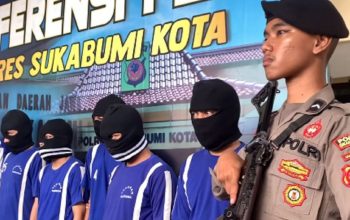 Polres Sukabumi Kota memperlihatkan 10 tersangka pengedar narkoba saat konferensi pers Jumat (2/7/2024). Mereka ditangkap Satnarkoba Polres Sukabumi Kota dan dua pekan terakhir di wilayah Kabupaten dan Kota Sukabumi, Jawa Barat. 