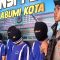 Polres Sukabumi Kota memperlihatkan 10 tersangka pengedar narkoba saat konferensi pers Jumat (2/7/2024). Mereka ditangkap Satnarkoba Polres Sukabumi Kota dan dua pekan terakhir di wilayah Kabupaten dan Kota Sukabumi, Jawa Barat. 