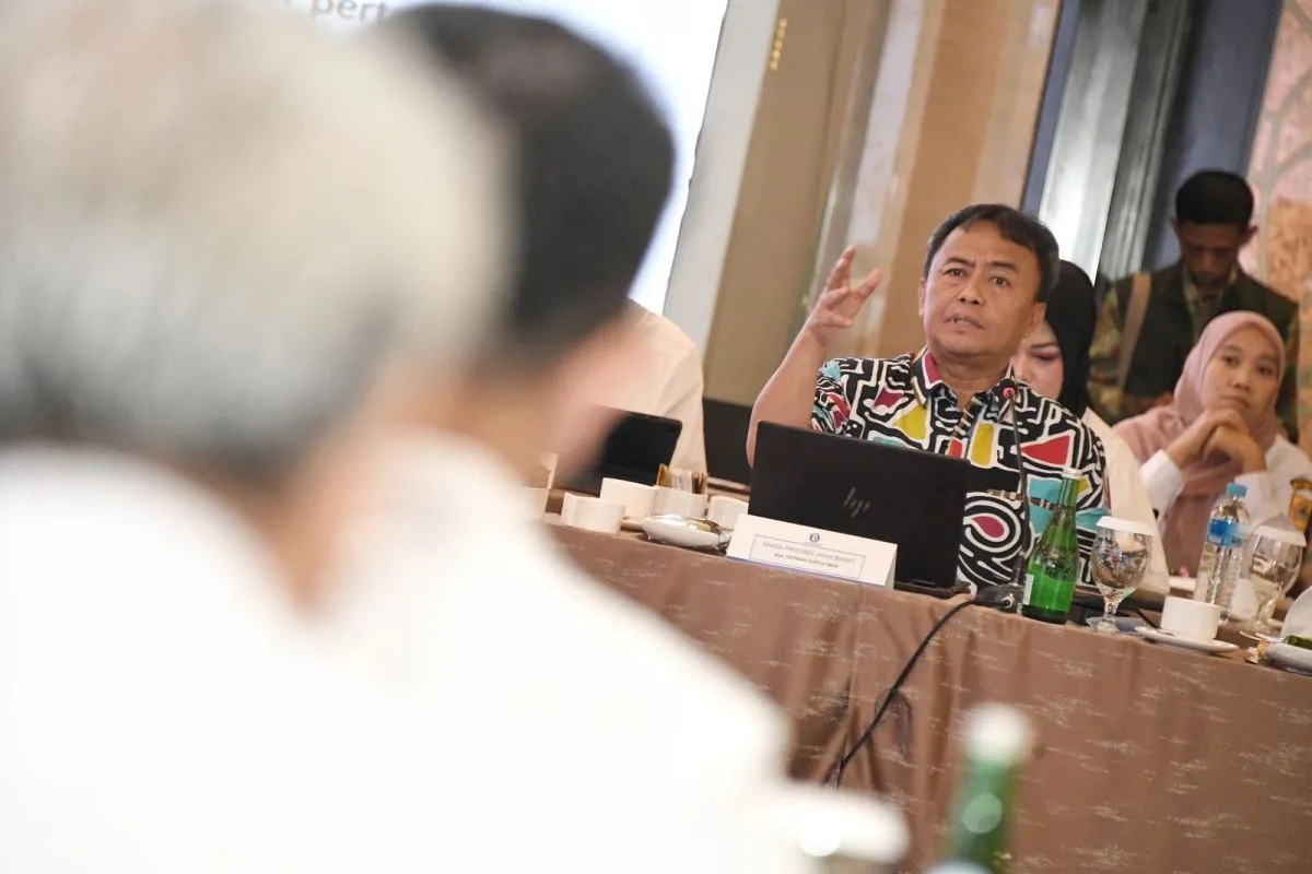 Sekda Jabar Herman Suryatman memberikan keterangan dalam rapat TPID se-pulau Jawa tahun 2024.(Pemprov Jabar)