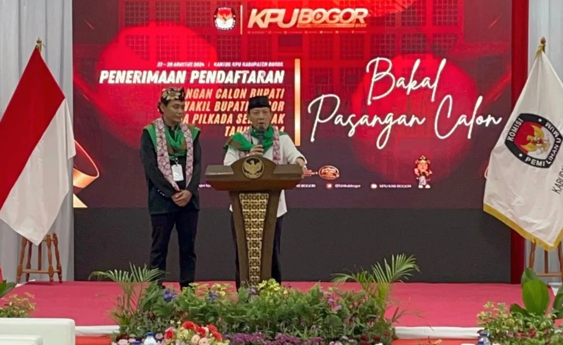 Pasangan Bayu Syahjohan-Musyafaur Rahman mendatangi KPU Kabupaten Bogor, Jawa Barat, Kamis (29/8/2024), untuk mendaftar sebagai peserta Pilkada 2024. (M. Fikri Setiawan)