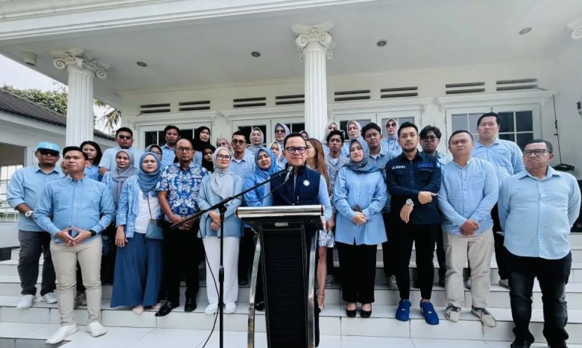 Politisi PAN Bima Arya Sugiarto bersama timnya di kediamannya, Rabu (7/8/2024). (ANTARA/Shabrina Zakaria)