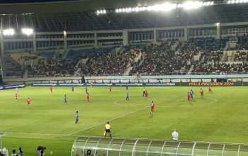 Pertandingan babak final Piala Presiden 2024 antara Borneo FC dengan Arema FC di Stadion Manahan Solo, Jawa Tengah, Minggu (4/8/2024). ANTARA/Aris Wasita