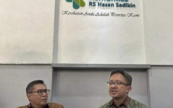 Konsultan Nefrologi Anak RSHS Prof Dany Hilmanto (kiri) dan Staf Divisi Nefrologi RSHS Bandung dr Ahmedz Widiasta (kanan) saat memberikan keterangan di Rumah Sakit Hasan Sadikin (RSHS) Bandung, Jawa Barat, Rabu (31/7/2024). (Rubby Jovan).