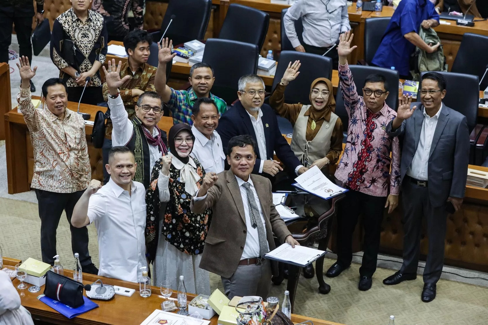 Para Anggota dan Pimpinan Baleg DPR bersama perwakilan Pemerintah usai menyepakati RUU Pilkada, Rabu (21/8). (Salman Toyibi/Jawa Pos Koran)
