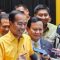 Presiden Joko Widodo (Jokowi) bersama Presiden terpilih Prabowo Subianto saat menghadiri acara penutupan Munas XI Partai Golkar di Jakarta Convention Center (JCC), Senayan, Jakarta, Rabu (21/8). (Ridwan/ JawaPos.com)