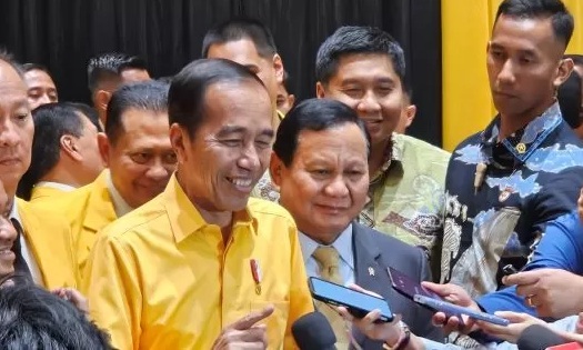 Presiden Joko Widodo (Jokowi) bersama Presiden terpilih Prabowo Subianto saat menghadiri acara penutupan Munas XI Partai Golkar di Jakarta Convention Center (JCC), Senayan, Jakarta, Rabu (21/8). (Ridwan/ JawaPos.com)