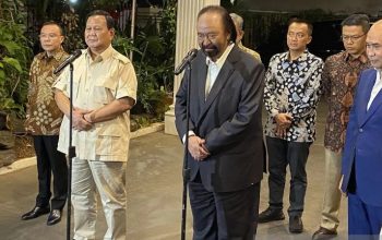 Ketua Umum Partai Nasdem Surya Paloh (kanan) memberi keterangan kepada pers usai menyambangi kediaman Ketua Umum Partai Gerindra Prabowo Subianto (kiri) di Jalan Kertanegara, Jakarta, Kamis (15/8/2024). (Fath Putra Mulya)
