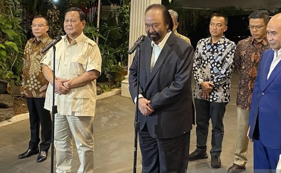 Ketua Umum Partai Nasdem Surya Paloh (kanan) memberi keterangan kepada pers usai menyambangi kediaman Ketua Umum Partai Gerindra Prabowo Subianto (kiri) di Jalan Kertanegara, Jakarta, Kamis (15/8/2024). (Fath Putra Mulya)