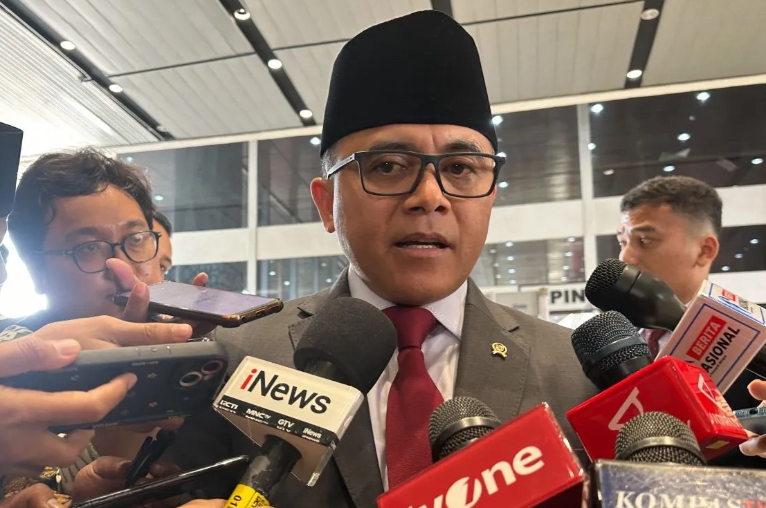 Menteri Pendayagunaan Aparatur Negara dan Reformasi Birokrasi Abdullah Azwar Anas saat memberikan keterangan pers di kompleks parlemen, Senayan, Jakarta, Jumat (16/8/2024). (Rio Feisal)