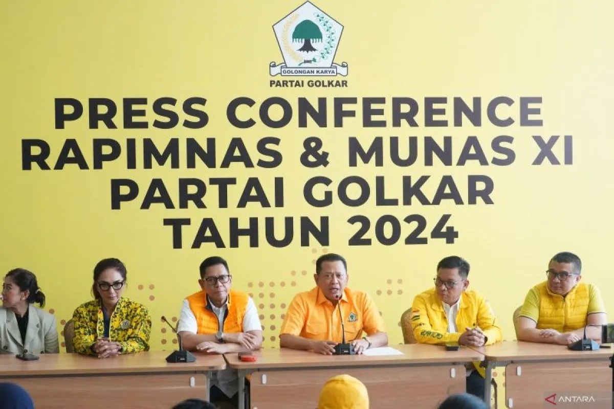 Ketua Panitia Penyelenggara Rapimnas (Rapat Pimpinan Nasional) dan Munas (Musyawarah Nasional) Golkar Bambang Soesatyo (tengah) bersama jajaran anggota Golkar saat memberikan keterangan di Jakarta,Minggu (18/8/2024).(Fah/Alexander).