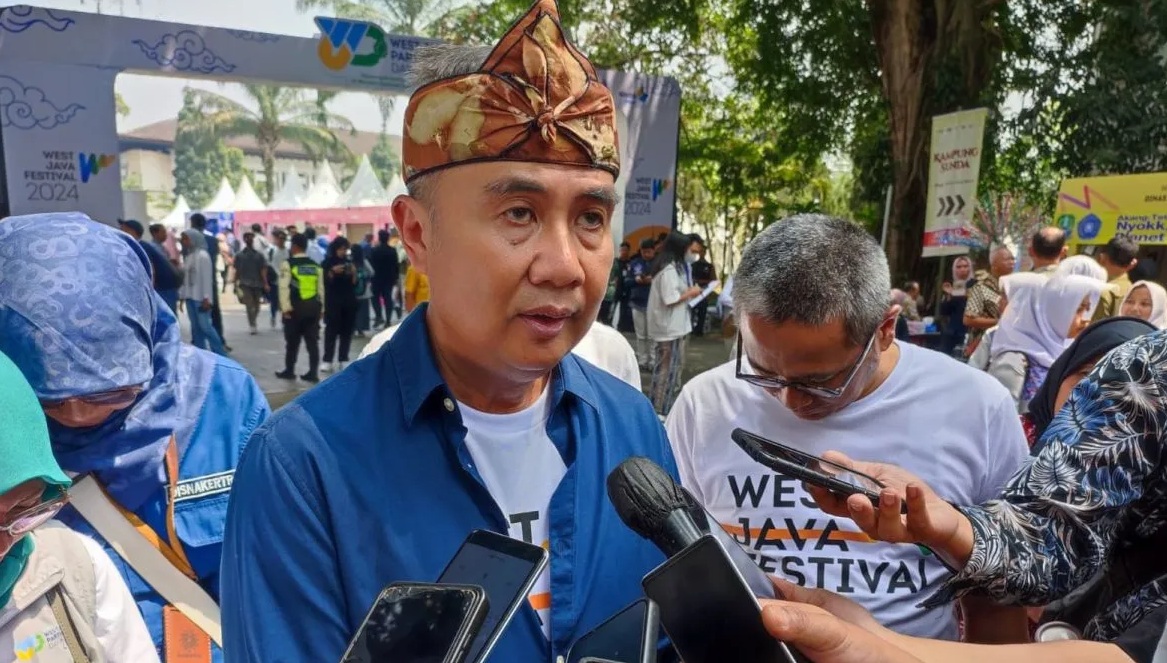 Penjabat Gubernur Jawa Barat Bey Triadi Machmudin memberikan keterangan di Gedung Sate Bandung, Jumat (23/8/2024). (Ricky Prayoga)