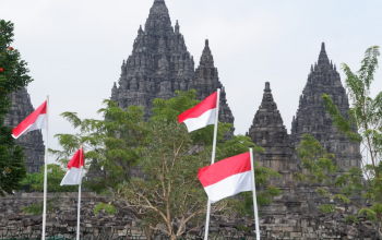 potret bendera Merah Putih yang tengah dikibarkan di Candi Prambanan.--Unsplash