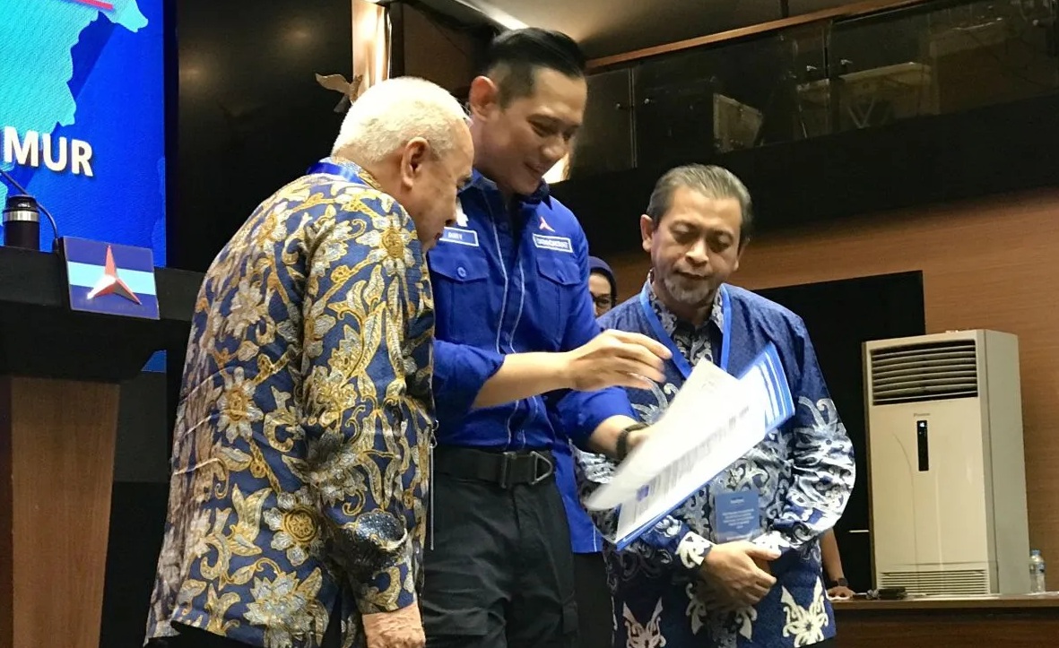 Ketua Umum DPP Partai Demokrat Agus Harimurti Yudhoyono (AHY) (tengah) di Kantor DPP Partai Demokrat, Jakarta, Kamis (8/8/2024), menyerahkan surat rekomendasi kepada pasangan bakal calon gubernur dan calon wakil gubernur Kalimantan Timur. ANTARA/Genta Tenri Mawangi.