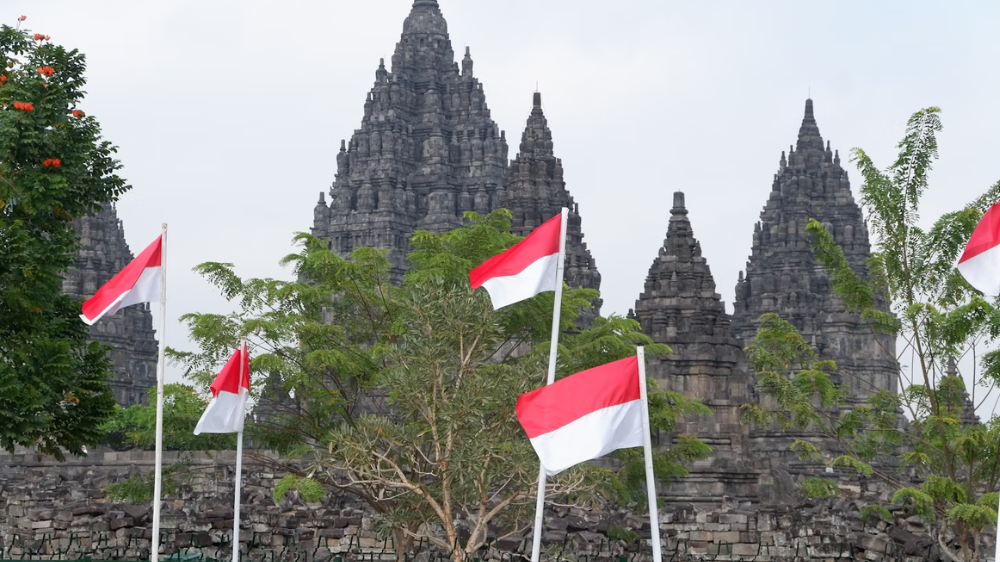 potret bendera Merah Putih yang tengah dikibarkan di Candi Prambanan.--Unsplash