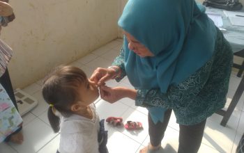 MELAYANI : Petugas kader saat memeriksa kesehatan anak di Posyandu Cempaka, Desa Cisarua, Kecamatan Nagrak, Kabupaten Sukabumi.(FOTO : UNTUK RADAR SUKABUMI)