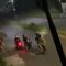 RESAH : Kawanan geng motor membawa sajam saat berulah di Jalan Baru Sukaraja, tepatnya di Kampung Ciseke, Desa Pasirhalang, Kecamatan Sukaraja, Kabupaten Sukabumi pada Selasa (20/08) malam.(Tangkapan Layar)