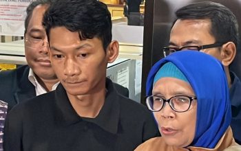 Saka Tatal (kiri) dengan didampingi kuasa hukumnya Titin Prilianti (kanan) menjawab pertanyaan awak media di Gedung Bareskrim Polri, Jakarta, Selasa (13/8/2024). (Nadia Putri Rahmani)