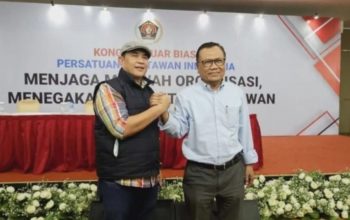 Ketua Umum PWI baru Zulmansyah Sekedang bersama Ketua DK PWI Sasongko Tedjo. (Dokumentasi Pribadi)