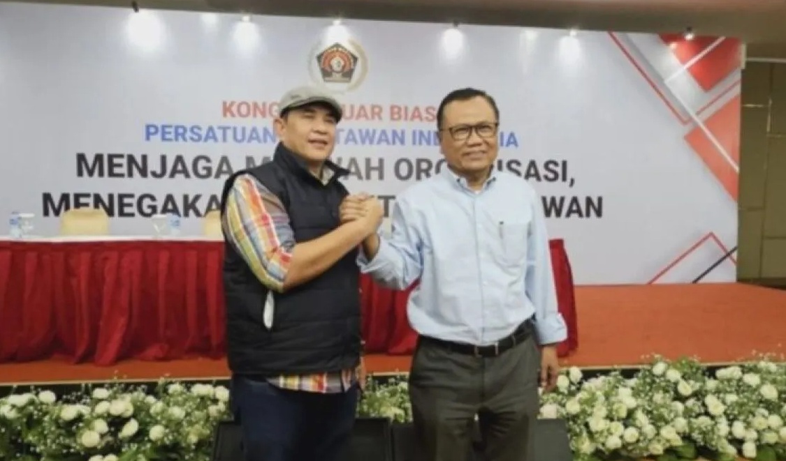 Ketua Umum PWI baru Zulmansyah Sekedang bersama Ketua DK PWI Sasongko Tedjo. (Dokumentasi Pribadi)