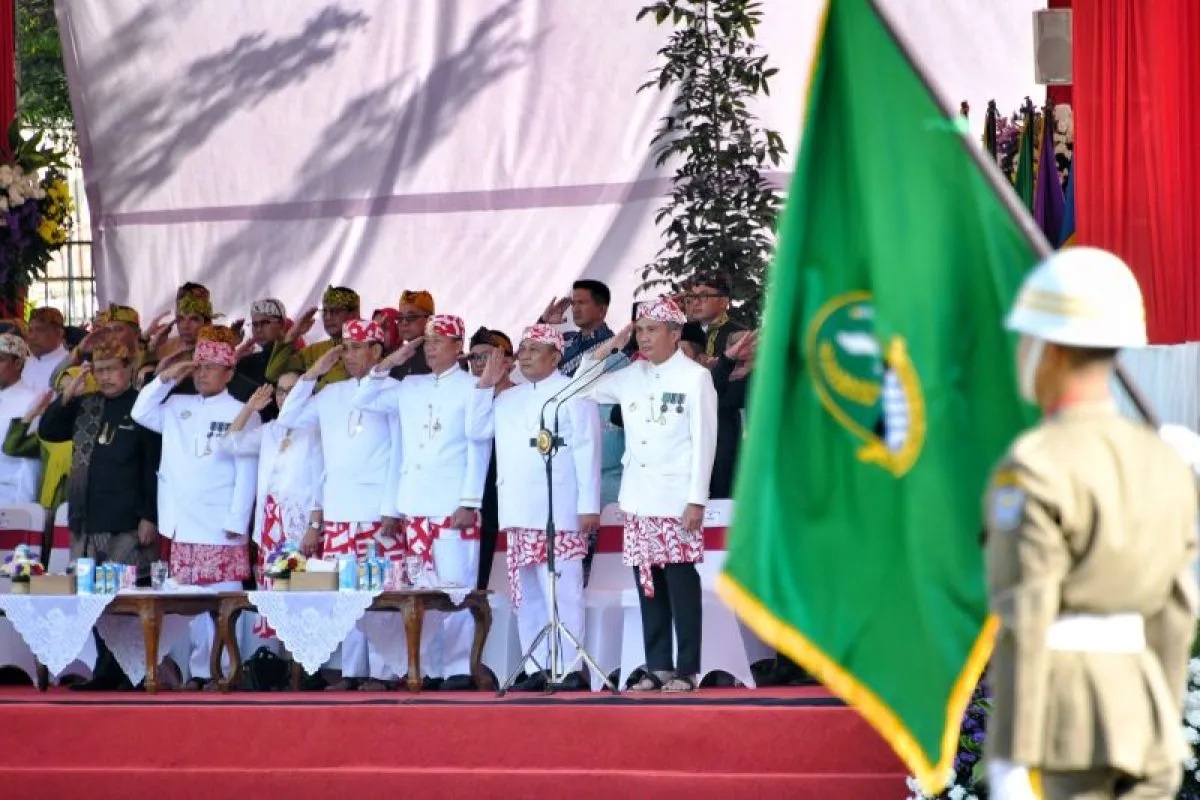 Pj Gubernur Jabar Bey Triadi Machmudin bersama Forkopimda Jabar memimpin upacara peringatan HUT Jabar ke-79 di Lapangan Gasibu Bandung, Senin (19/8/2024). (Pemprov Jabar)