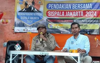 Ketua Forum Siswa Pencinta Alam (Fasta) DKI Jakarta Adjie Risbawan (kiri) bersama Ketua Panitia Pendakian Bersama Sispala DKI Jakarta, Dedi Satria saat memberikan keterangan pers di Jakarta, Selasa (20/8/2024). (Syaiful Hakim)