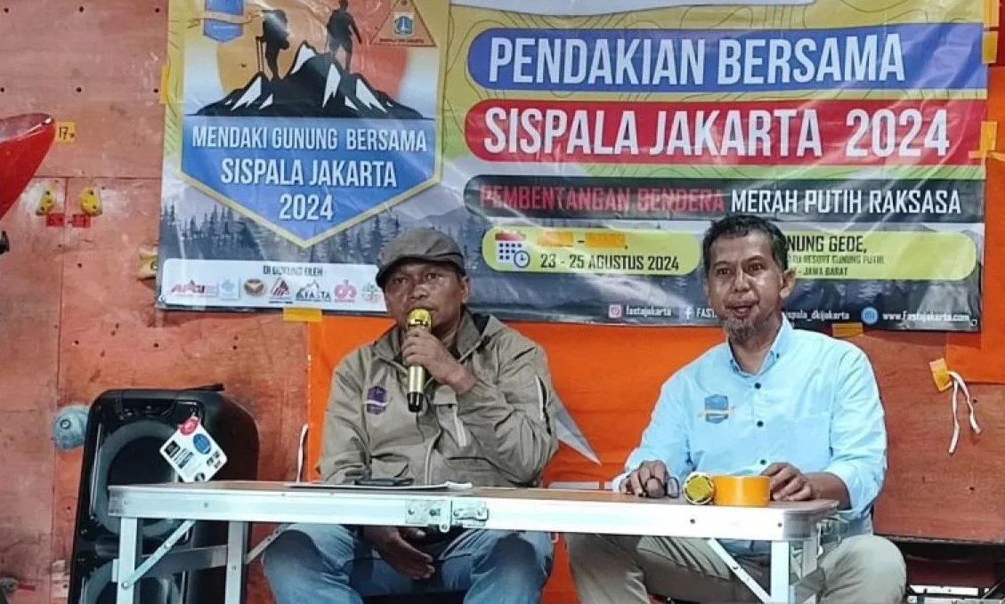 Ketua Forum Siswa Pencinta Alam (Fasta) DKI Jakarta Adjie Risbawan (kiri) bersama Ketua Panitia Pendakian Bersama Sispala DKI Jakarta, Dedi Satria saat memberikan keterangan pers di Jakarta, Selasa (20/8/2024). (Syaiful Hakim)