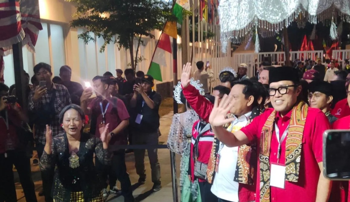 Ketua DPD PDI Perjuangan Jawa Barat Ono Surono bersama jajaran partai tersebut mendatangi KPU Provinsi Jabar, Kota Bandung, sekitar 30 menit sebelum penutupan pendaftaran pasangan calon Pilgub Jabar 2024, Kamis (29/8/2024) malam. (Ricky Prayoga)