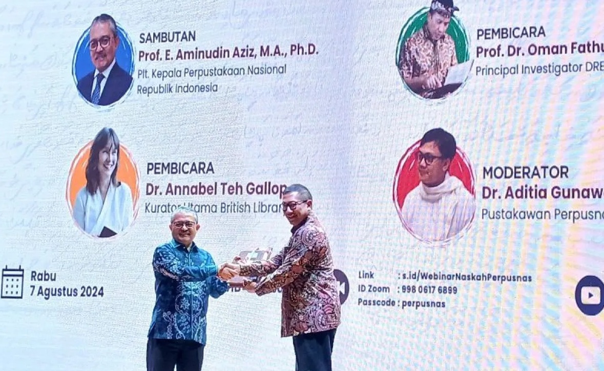 Pelaksana Tugas Kepala Perpusnas E. Aminudin Aziz (kiri) menerima naskah manuskrip Sunda secara simbolis dari Ketua Yayasan Budaya Ngariksa Lukman Hakim Saifuddin (kanan) di Gedung Perpustakaan Nasional, Jakarta, Rabu (7/8/2024). (Lintang Budiyanti Prameswari)