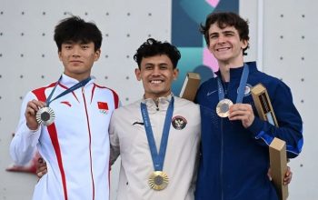 Atlet panjat tebing putra Indonesia peraih medali emas Veddriq Leonardo (tengah) berfoto bersama atlet China peraih medali perak Wu Peng (kiri) dan atlet Amerika Serikat peraih medali perunggu Sam Watson seusai penyerahan medali final nomor speed putra Olimpiade Paris 2024 di Le Bourget Climbing Venue, Paris, Prancis, Kamis (8/8/2024). ANTARA FOTO/Wahyu Putro A/sgd/rwa/am.