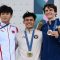 Atlet panjat tebing putra Indonesia peraih medali emas Veddriq Leonardo (tengah) berfoto bersama atlet China peraih medali perak Wu Peng (kiri) dan atlet Amerika Serikat peraih medali perunggu Sam Watson seusai penyerahan medali final nomor speed putra Olimpiade Paris 2024 di Le Bourget Climbing Venue, Paris, Prancis, Kamis (8/8/2024). ANTARA FOTO/Wahyu Putro A/sgd/rwa/am.